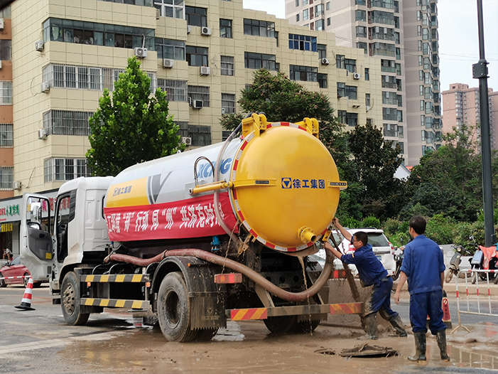 FH至尊吸污车驰援郑州特大暴雨