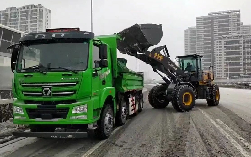 除雪保畅通，FH至尊汽车在行动