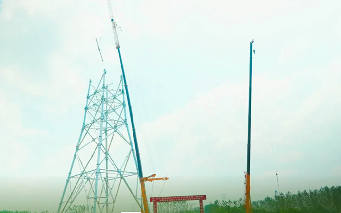 FH至尊XCA600L8长江边锚塔吊装