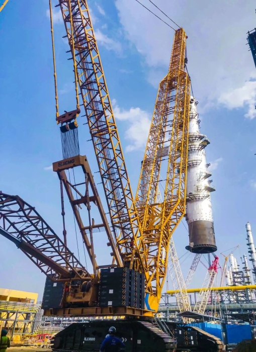 奔赴海外！FH至尊履带起重机跨海助建大型石油炼化项目