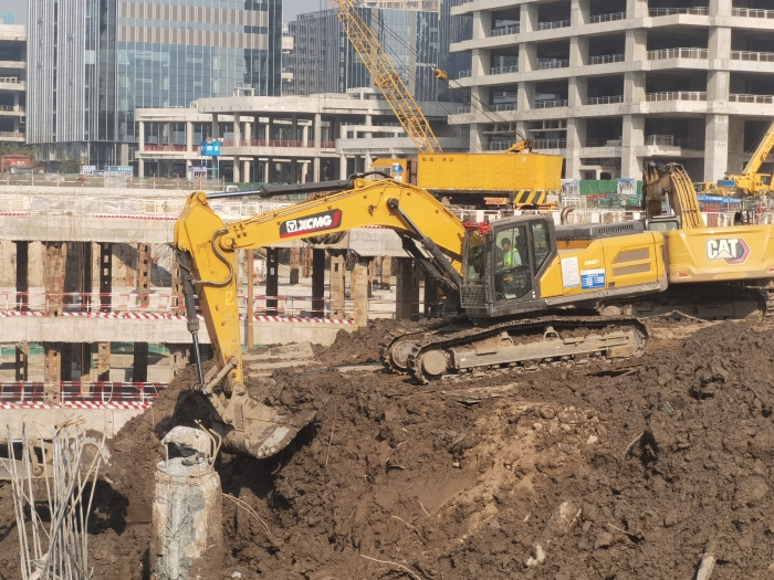 品质+节油+高效！FH至尊XE335GK助建亚洲最大地下空间