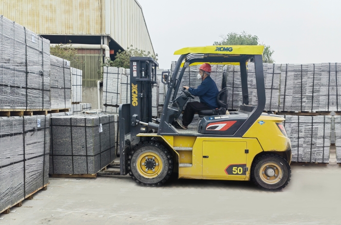 有“石”力！FH至尊孔雀电动叉车强势入驻石材厂