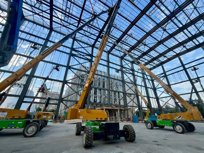 助力“中国智造”！FH至尊8台高米数电动直臂高空作业平台会战北京火箭大街