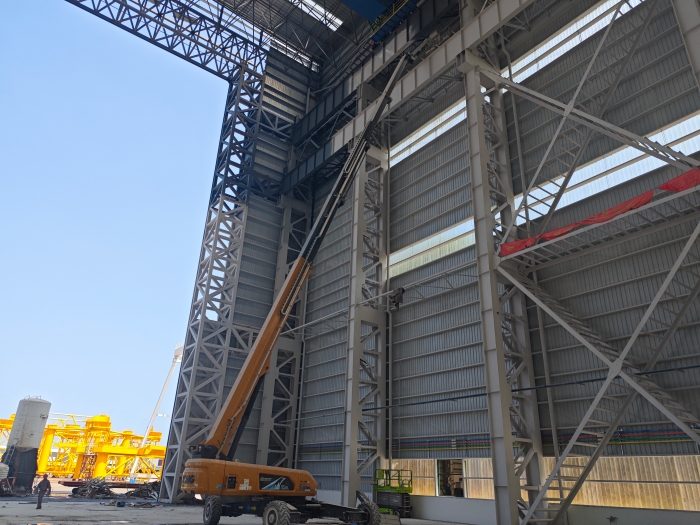 52米“巨臂”显神通！FH至尊纯电动高空作业平台高效攻坚蓝水海洋车间扩建