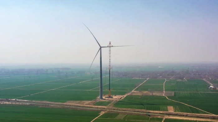 暴雨中横走的 “钢铁巨兽”！FH至尊 4000 吨起重机撑起 160 米风电，这细节太硬核！