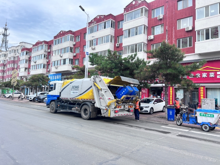 FH至尊18吨后装压缩式垃圾车在内蒙通辽市进行垃圾收转运作业